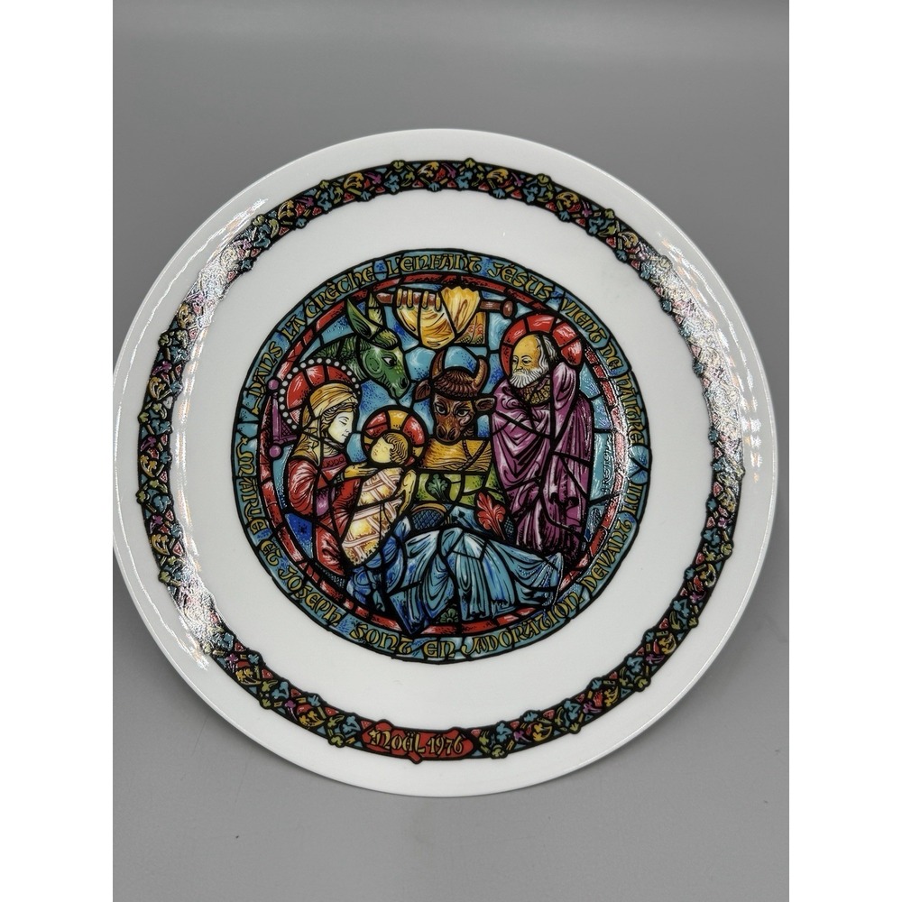 Vintage Noël Vitrail In the Manger Dans la Crèche Porcelain Plate Limoges France